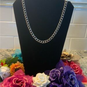 NWOT silver tone link necklace.